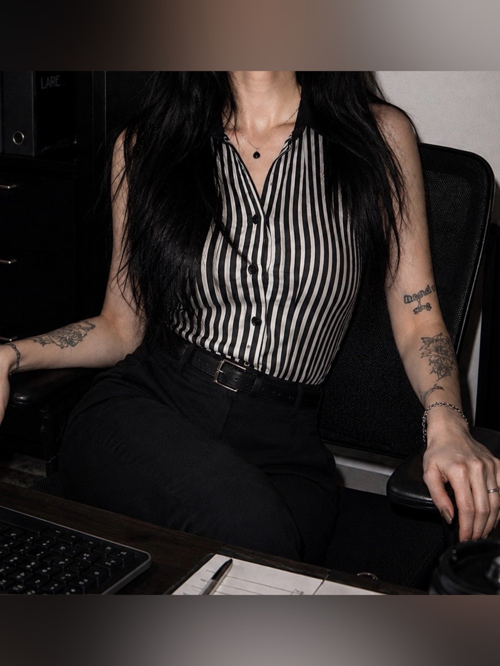 Women’s Office Siren Sleeveless Vertical Stripe Button-Front - Black & White